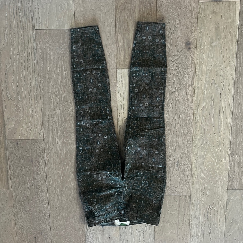 Patterned Leggings in Dark Green and Black